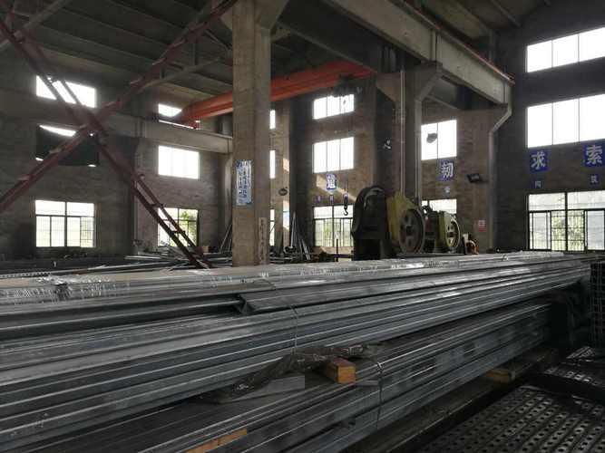 南通正道金属结构有限公司在无锡加工厂的产品,排放整齐有序,缠绕膜
